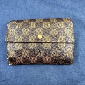 AUTHENTIC Louis Vuitton wallet. Monogram canvas.